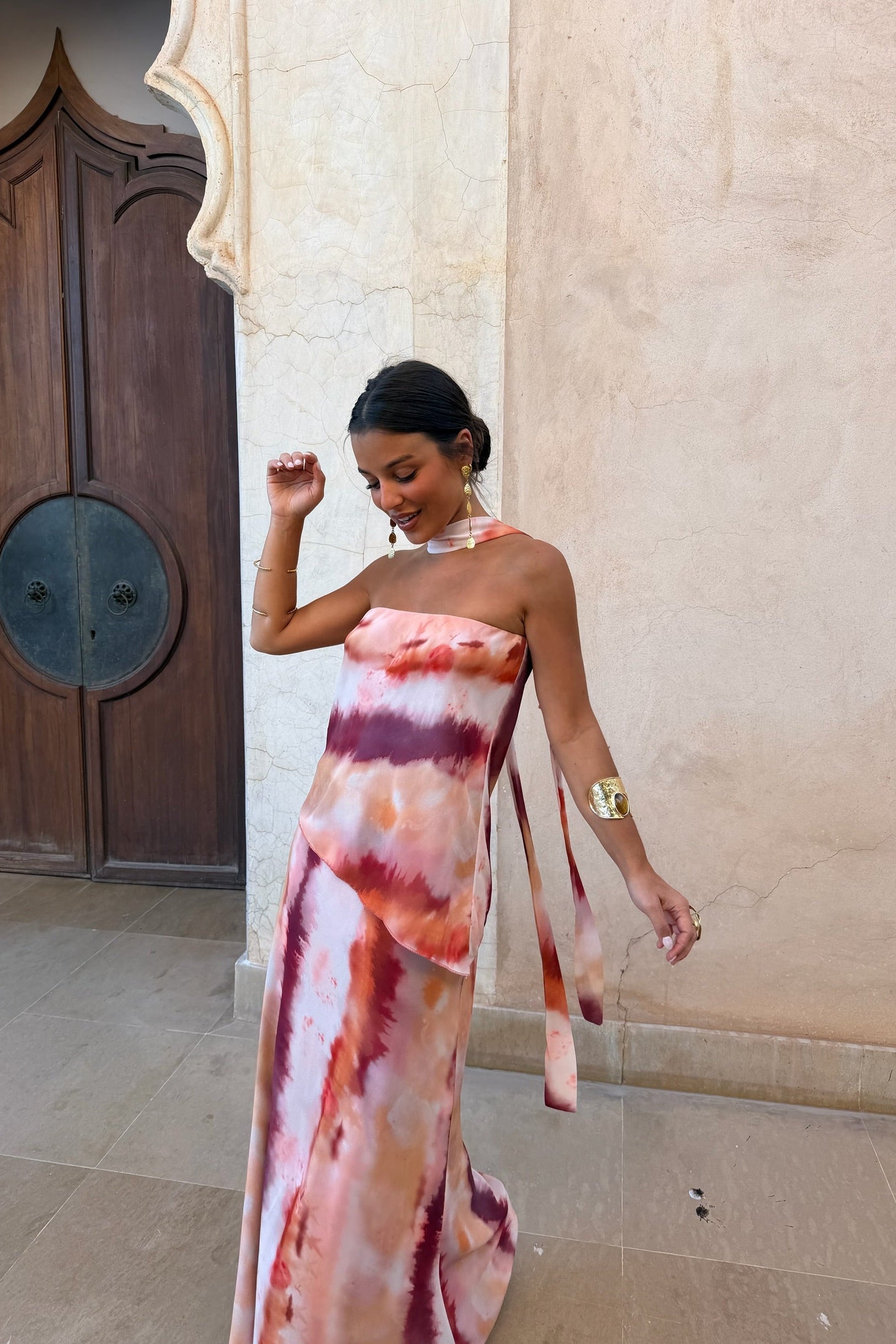 AURORA | Vestido Largo Tie-Dye Rosa con Choker y Abertura