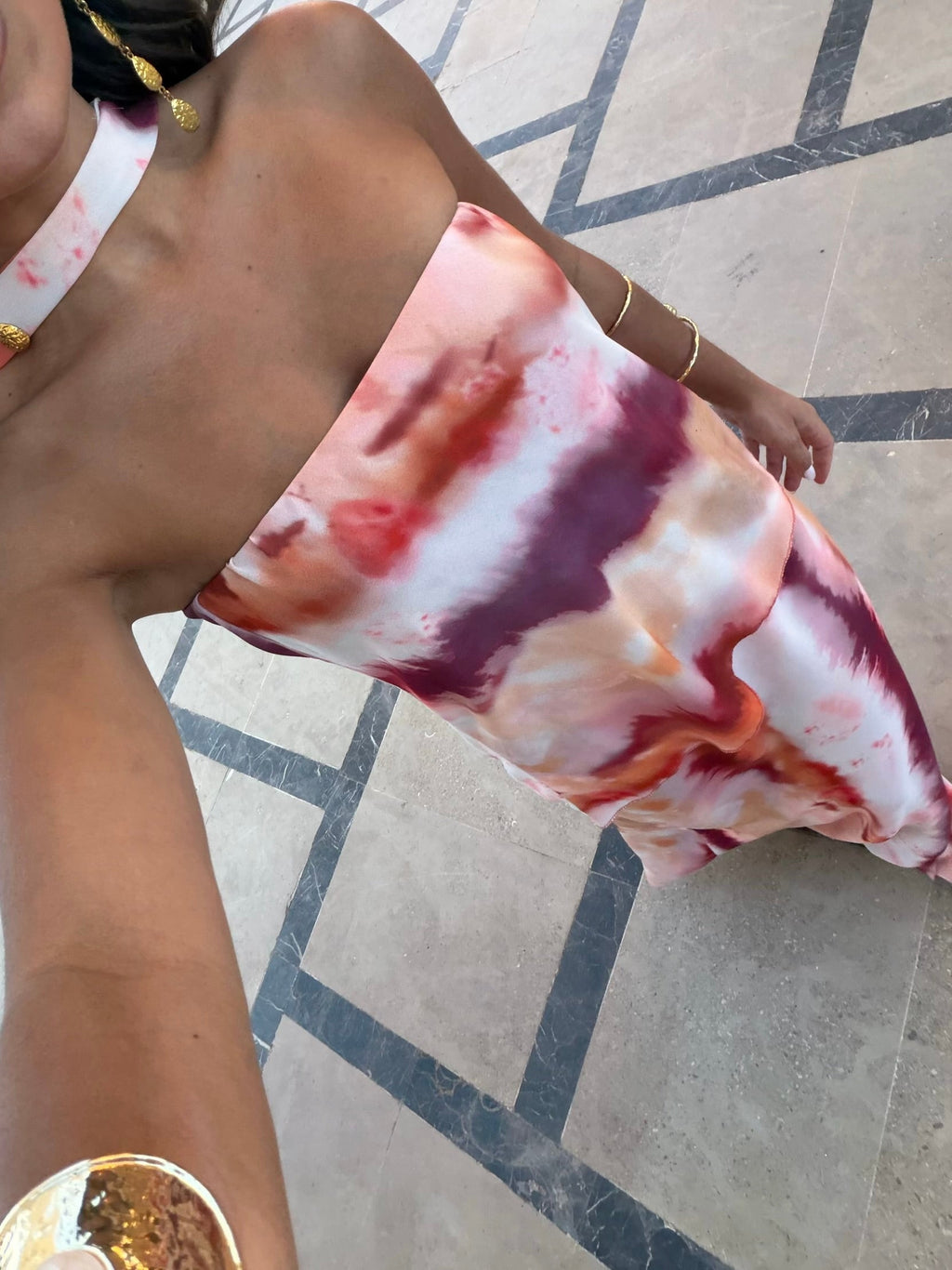 AURORA | Vestido Largo Tie-Dye Rosa con Choker y Abertura