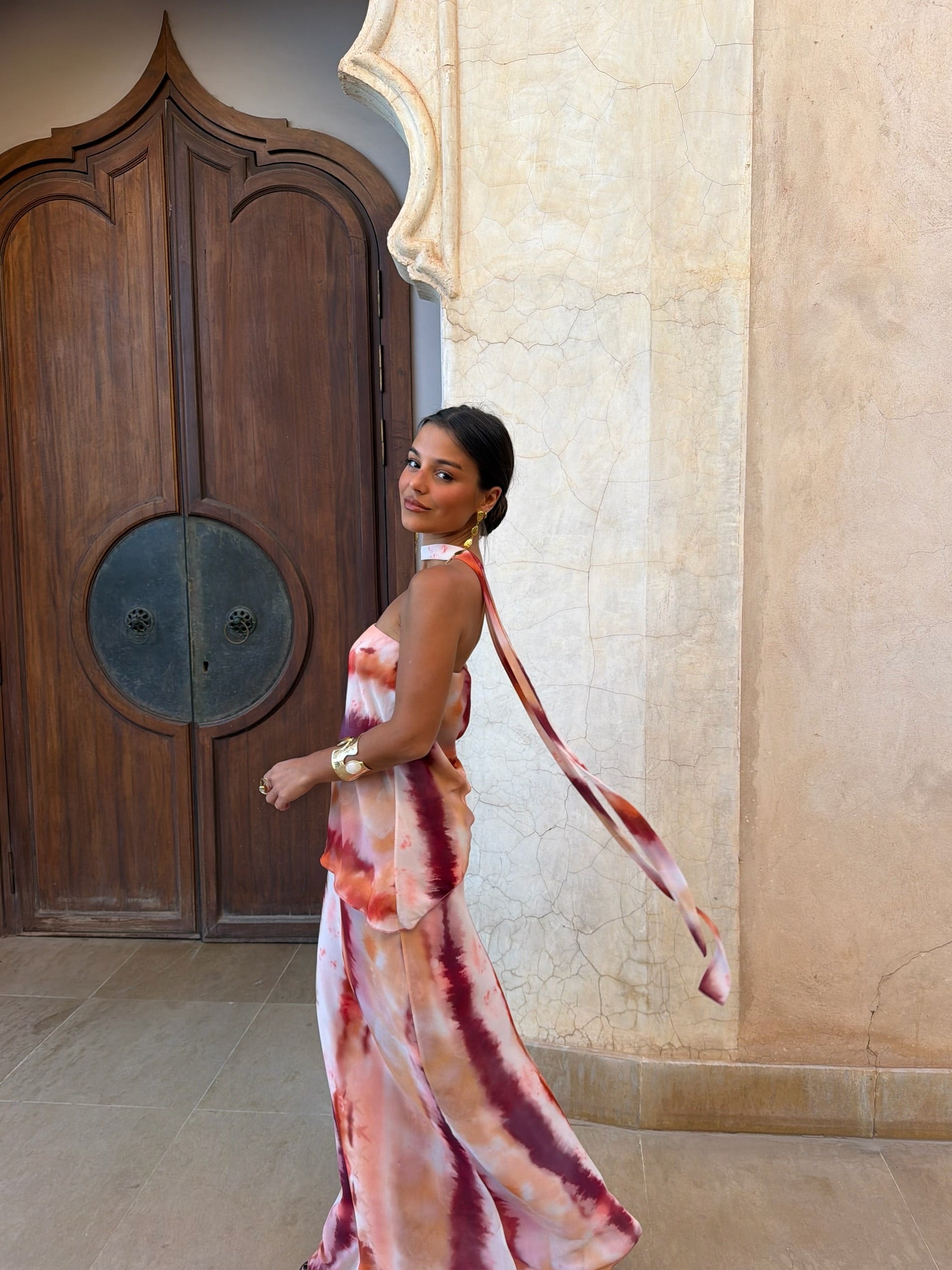 AURORA | Vestido Largo Tie-Dye Rosa con Choker y Abertura