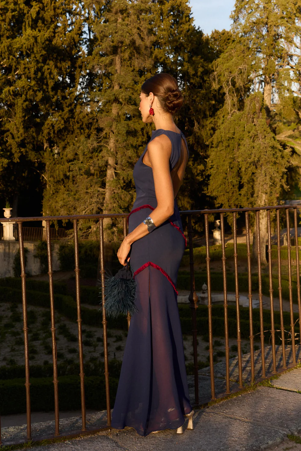Vestido Azul Noche con Detalle Burdeos
